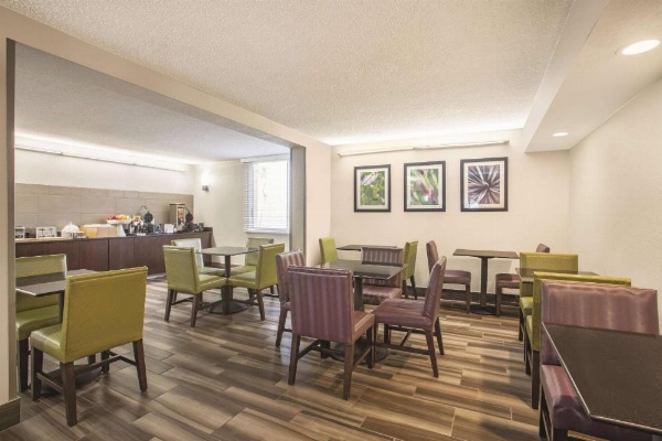 La Quinta Inn & Suites by Wyndham Fort Lauderdale Tamarac image 8